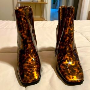 Cute, cute, cute! Wish they were my size😊. These are beautiful size 6 shoes!